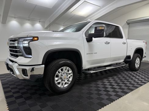 Used 2024 Chevrolet Silverado 2500 LTZ image 3