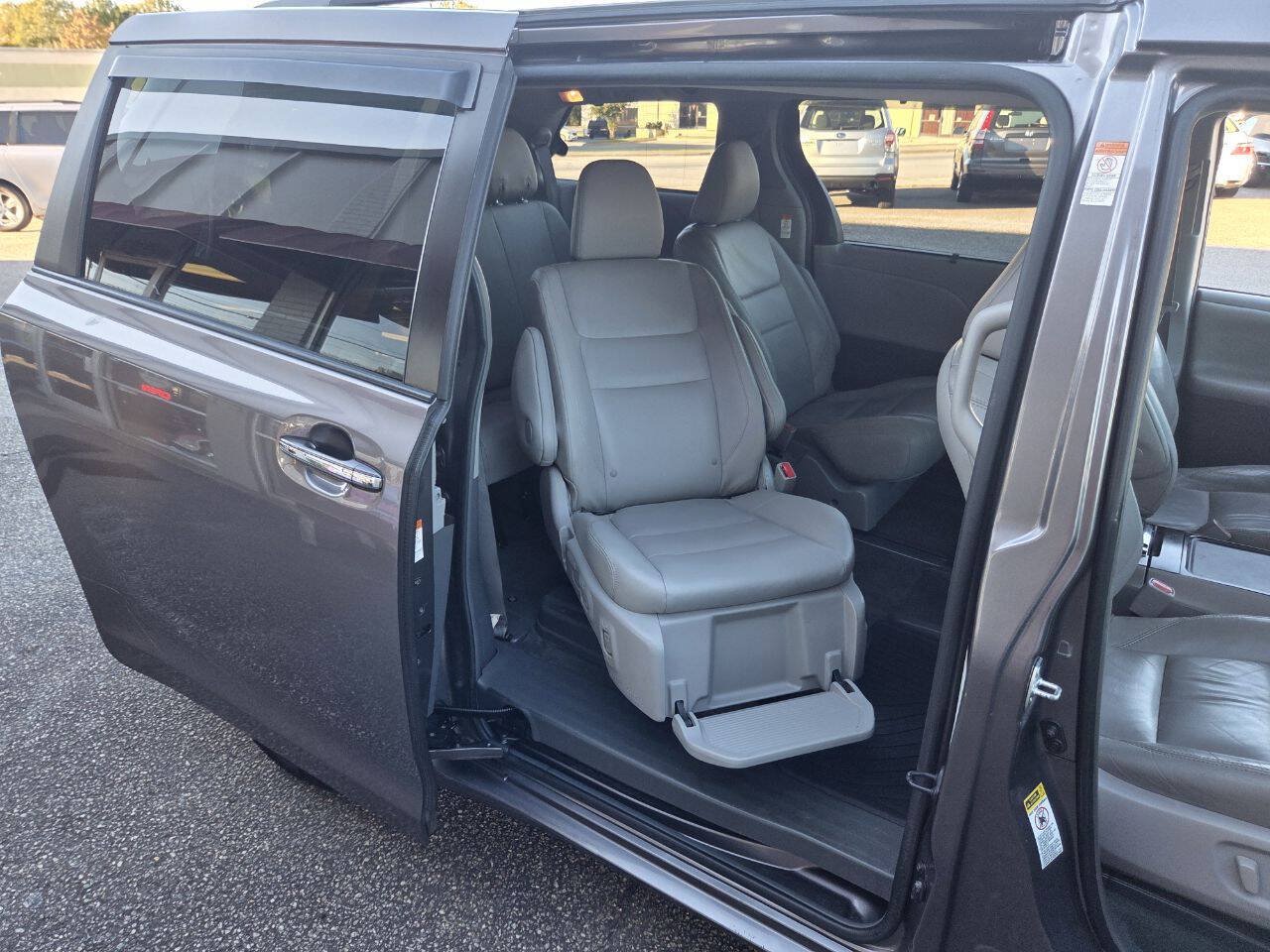 Used 2015 Toyota Sienna XLE FWD image 15