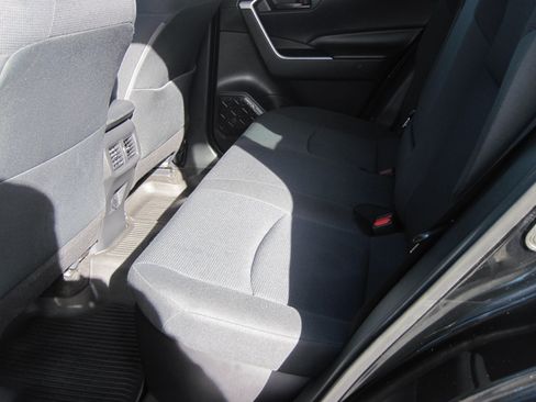 Used 2021 Toyota RAV4 LE AWD/4WD image 9