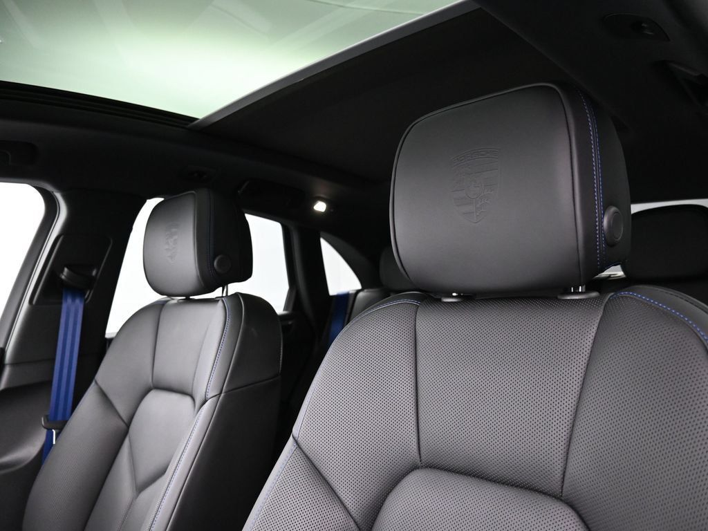 Certified 2025 Porsche Macan AWD/4WD image 31