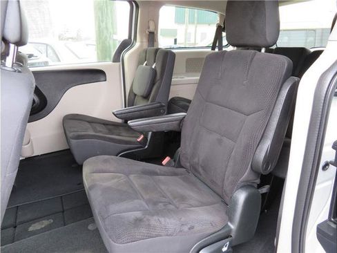 Used 2018 Dodge Grand Caravan SE w/ UConnect Hands-Free Group image 4