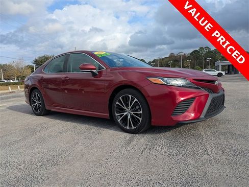 Used 2018 Toyota Camry SE image 2