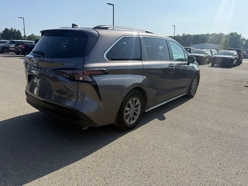 Used 2023 Toyota Sienna LE AWD/4WD image 6