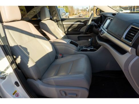 Used 2019 Toyota Highlander XLE image 19