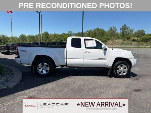 Used 2011 Toyota Tacoma 4x4 Access Cab V6 w/ TRD Sport Pkg image 6