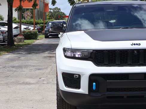 Used 2022 Jeep Grand Cherokee Trailhawk w/ Advanced Protech Group II AWD/4WD image 16