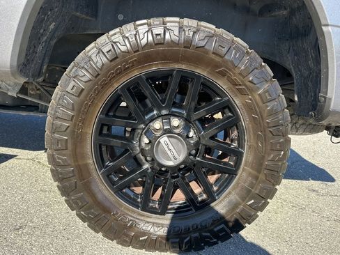 Used 2022 Ford F250 Lariat w/ Black Appearance Package image 32