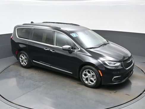 Used 2022 Chrysler Pacifica Limited FWD image 42