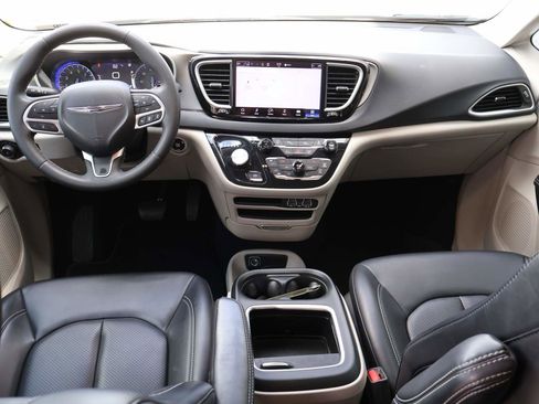 Used 2023 Chrysler Pacifica Touring-L FWD image 13
