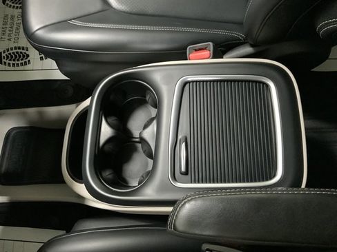 Used 2023 Chrysler Pacifica Touring-L image 44