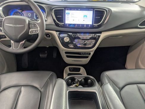 Used 2023 Chrysler Pacifica Touring-L FWD image 23