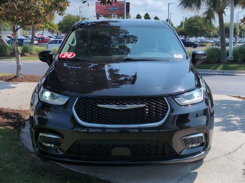 Used 2024 Chrysler Pacifica Touring-L FWD image 3