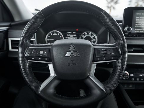 Used 2023 Mitsubishi Outlander SE image 29