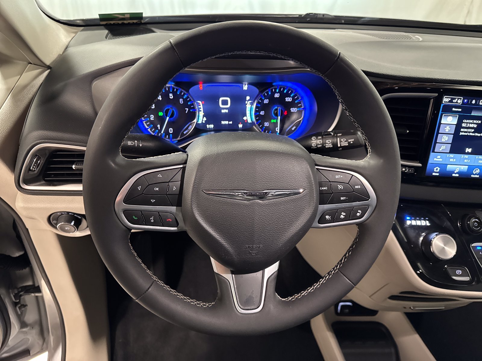 Used 2023 Chrysler Pacifica Touring-L FWD image 19