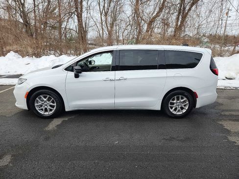 Used 2024 Chrysler Pacifica Touring-L image 7