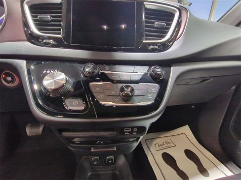 Used 2020 Chrysler Pacifica Touring-L image 26