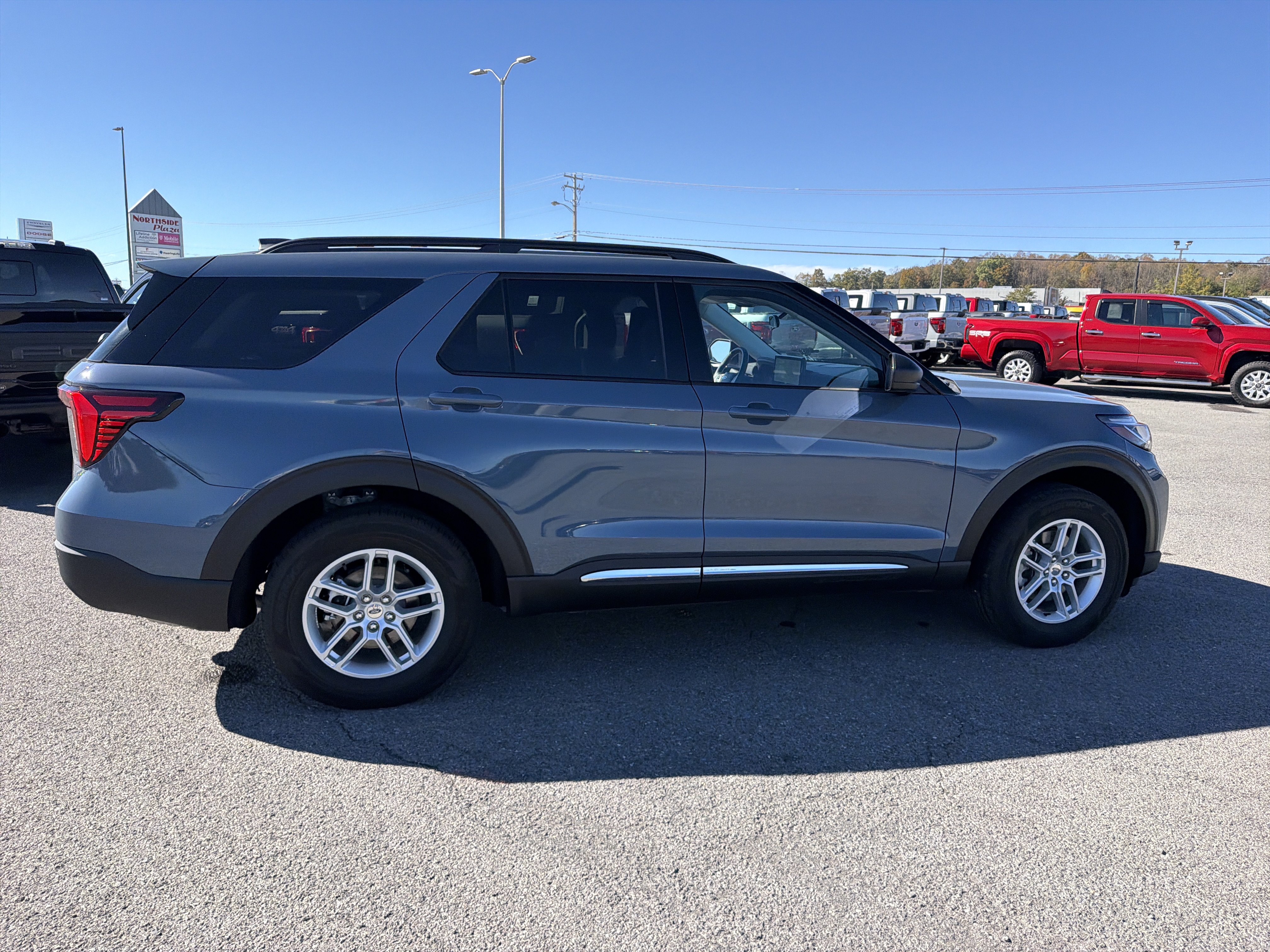 Used 2025 Ford Explorer Active AWD/4WD image 3