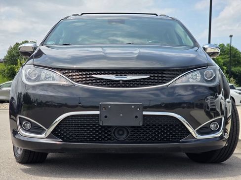 Used 2017 Chrysler Pacifica Limited FWD image 3