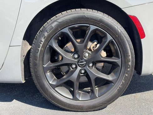 Used 2025 Chrysler Pacifica Limited FWD image 8