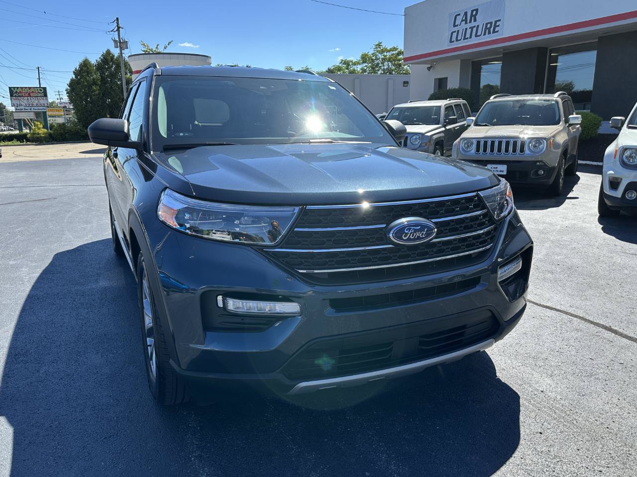 Used 2022 Ford Explorer XLT w/ Equipment Group 202A AWD/4WD image 3