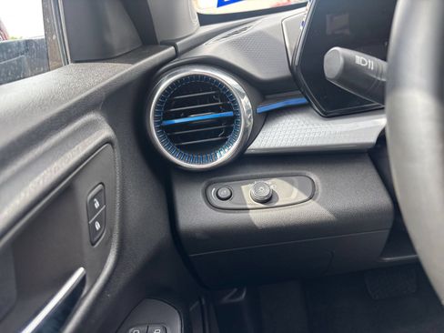 Used 2025 Chevrolet Trax LT w/ LT Convenience Package FWD image 33