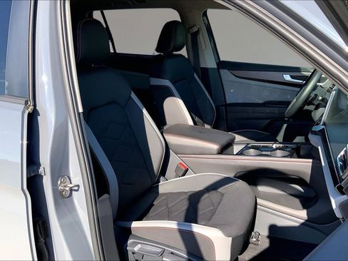 Certified 2025 Volkswagen Atlas Peak Edition SE AWD/4WD image 7