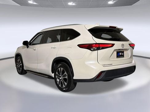 Used 2021 Toyota Highlander XLE FWD image 3
