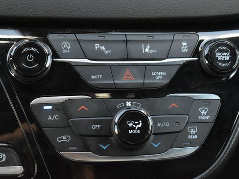 Used 2025 Chrysler Pacifica Select FWD image 30