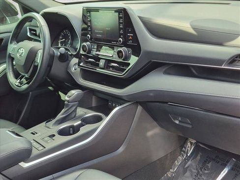 Used 2021 Toyota Highlander XSE FWD image 21