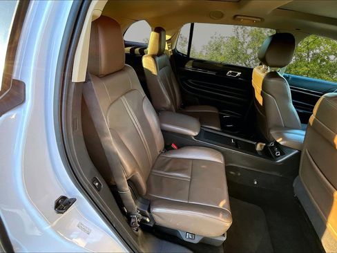 Used 2013 Lincoln MKT AWD image 27