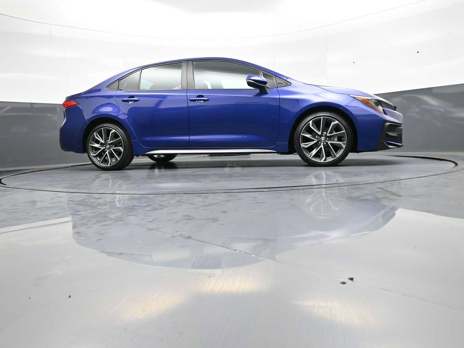 Used 2022 Toyota Corolla SE w/ SE Premium Package FWD image 28