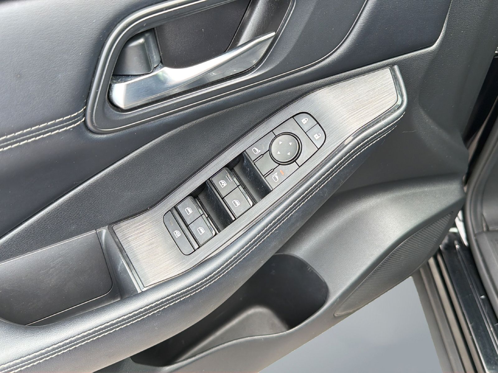 Used 2023 Nissan Rogue SV w/ SV Premium B Package FWD image 29