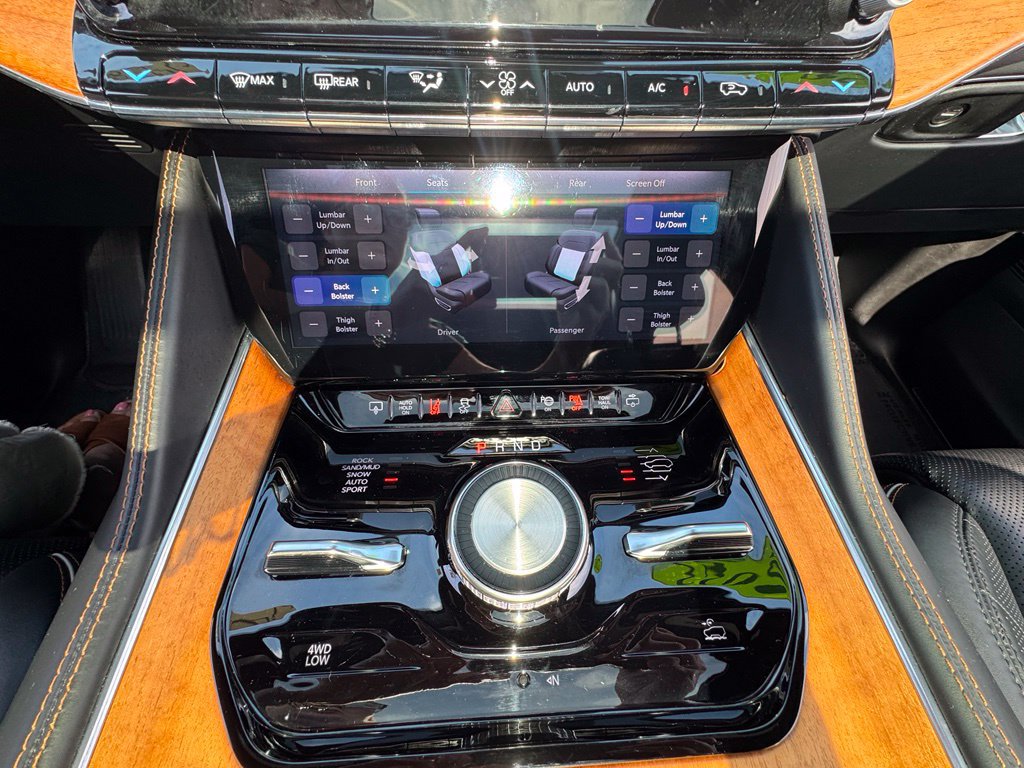 Used 2022 Jeep Grand Wagoneer Series III w/ Rear-Seat Entertainment Group AWD/4WD image 28