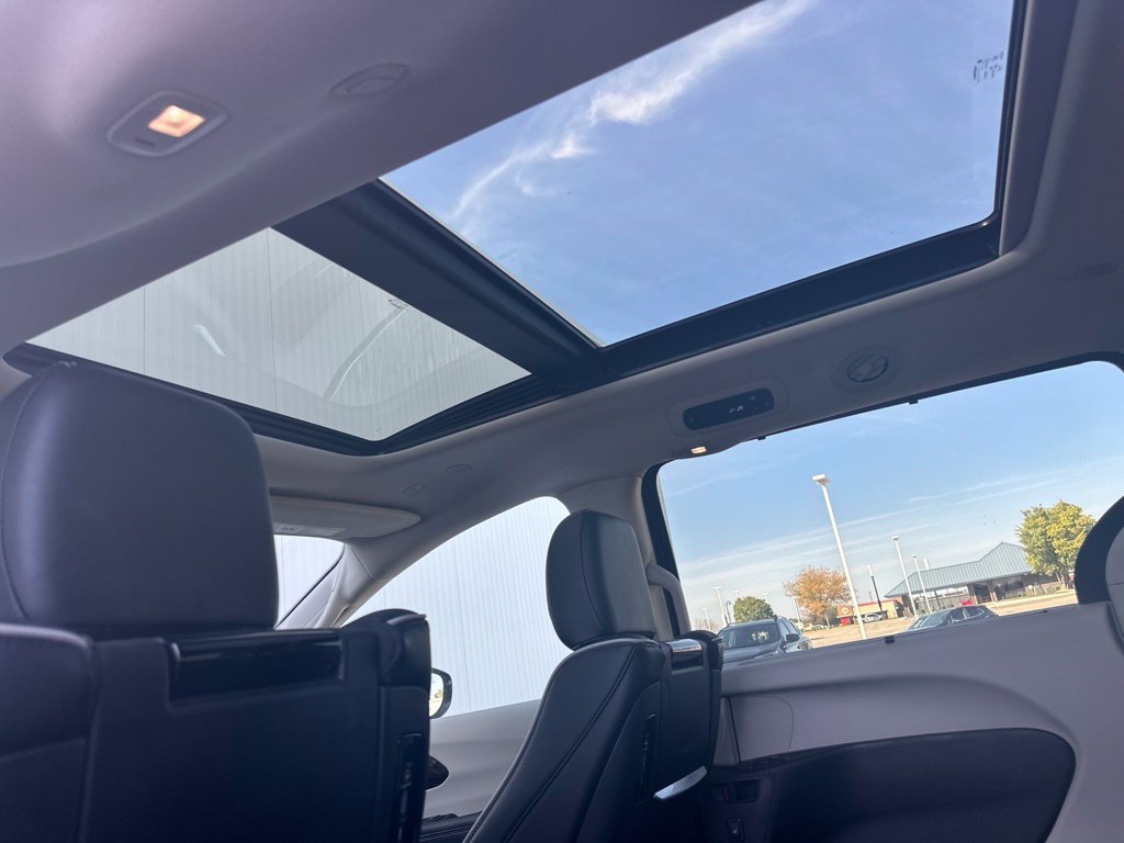 Used 2023 Chrysler Pacifica Limited w/ Uconnect Theater Family Group FWD image 19