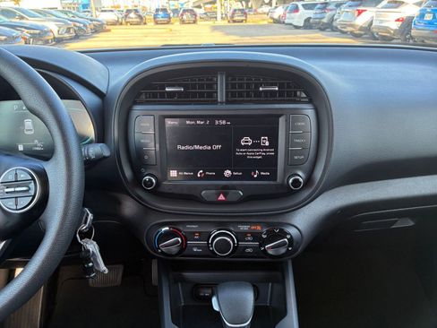 Used 2025 Kia Soul LX w/ LX Technology Package FWD image 14