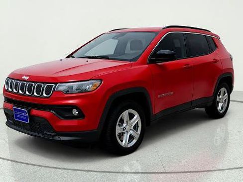 Used 2024 Jeep Compass Latitude AWD/4WD image 3
