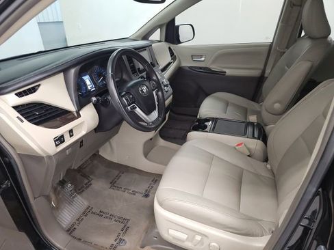Used 2017 Toyota Sienna XLE image 13
