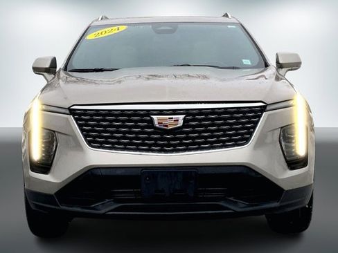 Used 2024 Cadillac XT4 Luxury w/ Cold Weather Package image 2