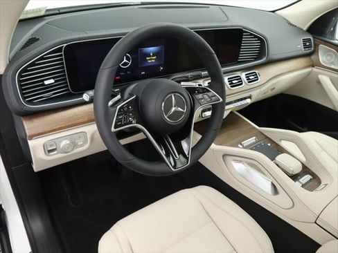 New 2026 Mercedes-Benz GLS 450 4MATIC image 9