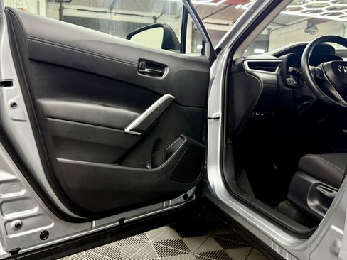 Used 2025 Toyota Corolla Cross LE image 5