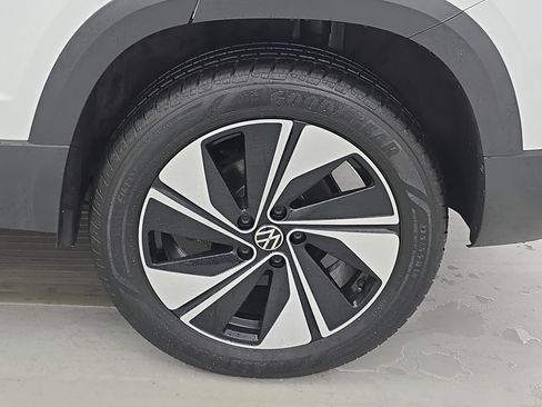 Certified 2024 Volkswagen Taos SE image 32