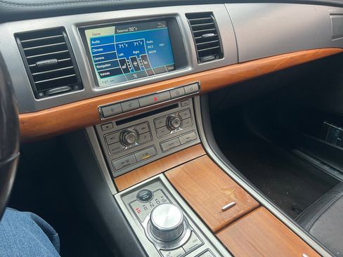 Used 2010 Jaguar XF Luxury image 16