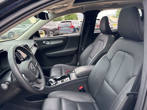 Used 2025 Volvo XC40 B5 Plus image 17