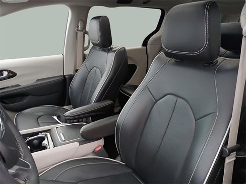 Used 2023 Chrysler Pacifica Limited image 26