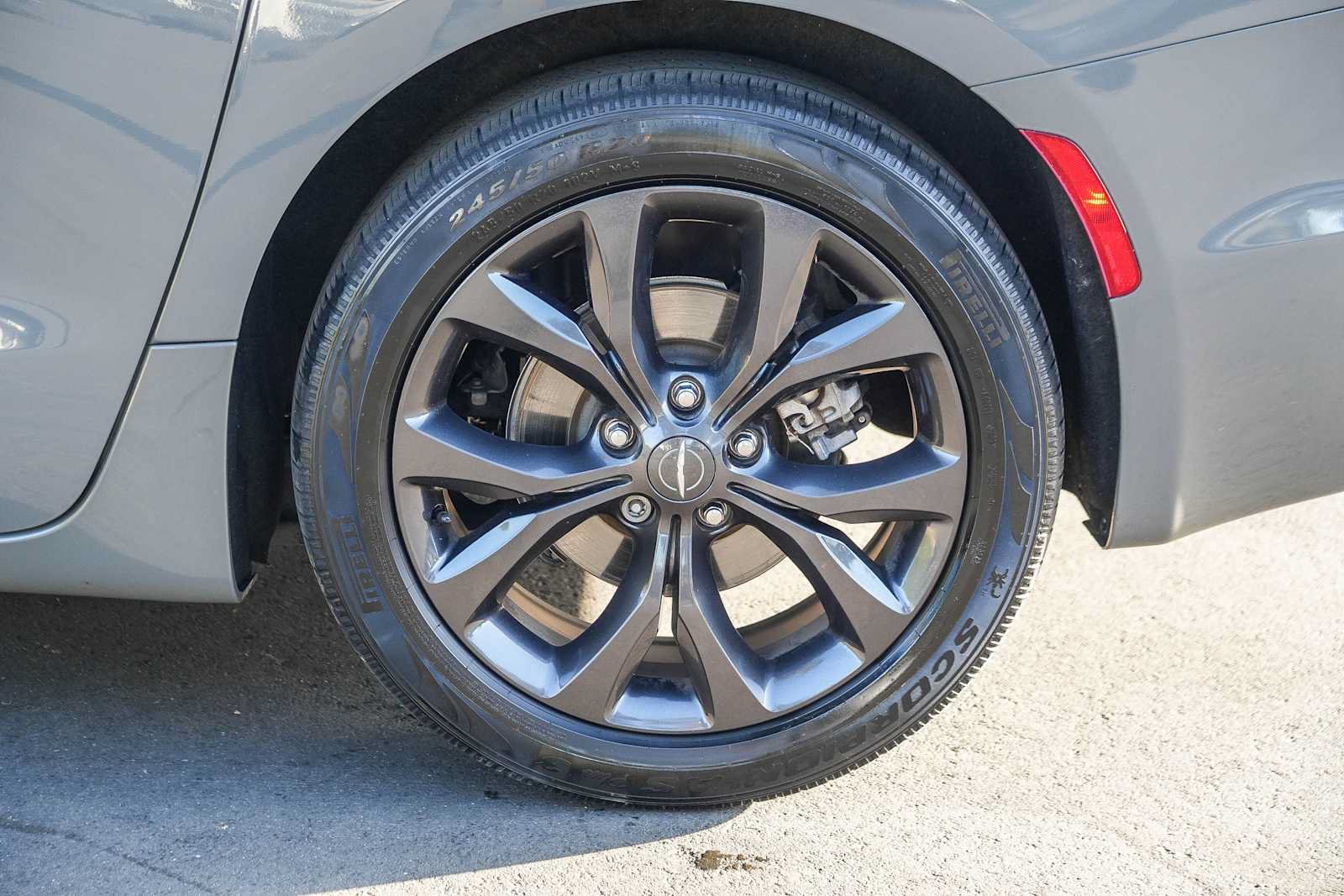 Used 2020 Chrysler Pacifica Touring w/ S Appearance Package FWD image 10