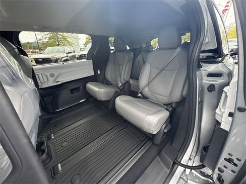 Used 2025 Toyota Sienna XLE image 22