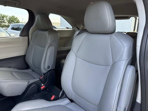 Used 2024 Toyota Sienna XLE FWD image 12