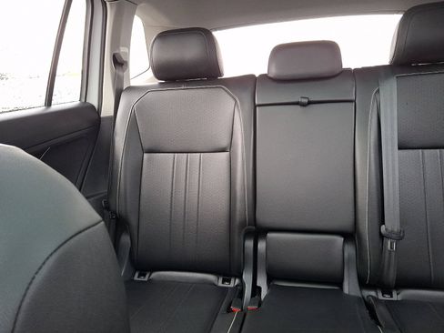 Used 2024 Volkswagen Tiguan SE w/ Panoramic Sunroof Package image 14