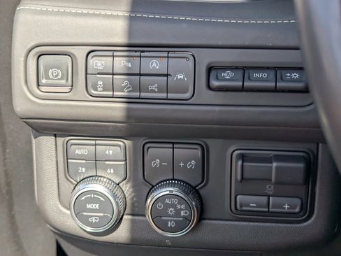 Used 2023 GMC Yukon XL Denali Ultimate image 32