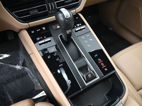 Certified 2024 Porsche Macan image 22